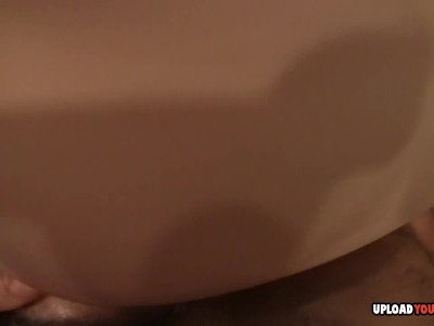 Une petite amie reçoit une bite dure en levrette