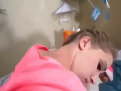 Une blonde folle qui s'amuse avec son nouveau colocataire.