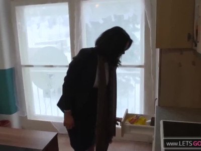 Nerd baise son vieux Milf sur la table