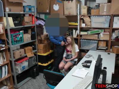Un agent de sécurité frappe un jeune voleur à l'étalage, sinon il appelle les flics.
