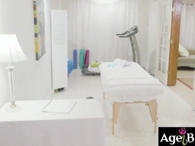 Une infirmière de 70 ans baise son patient de 50 ans plus jeune en HD.