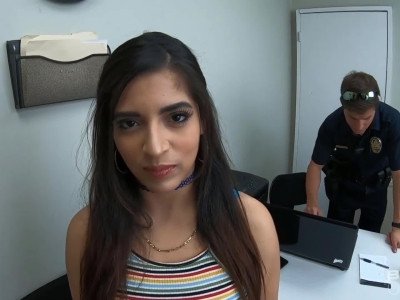 Baise les flics - une latina menottée baisée par deux flics HD