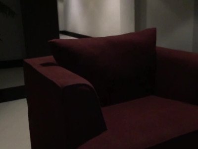 Une Indonésienne se fait doigter en public dans le hall d'un hôtel