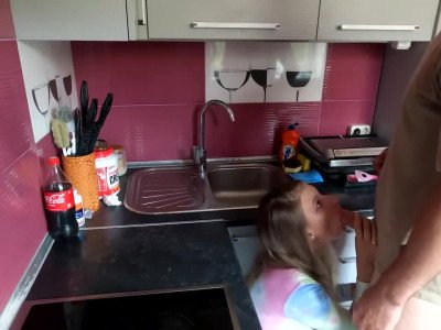 femme en sous-vêtements baisée dans la cuisine