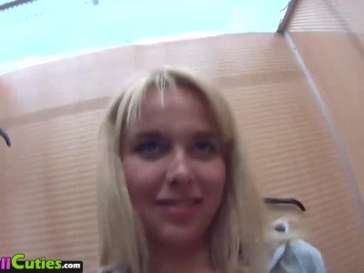 MallCuties - jeune fille blonde aux gros seins - amateur teen