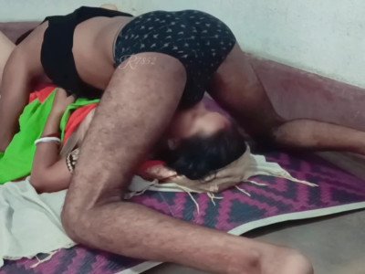 Une femme indienne infidèle qui suce la bite de son petit ami 69