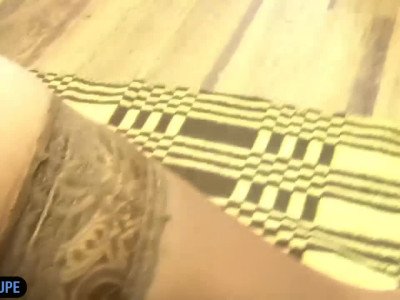 Une femme russe se fait tripoter