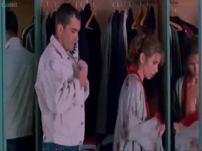 Victoria Abril se fait attacher et baiser dans Tie Me Up! Tie Me Down!