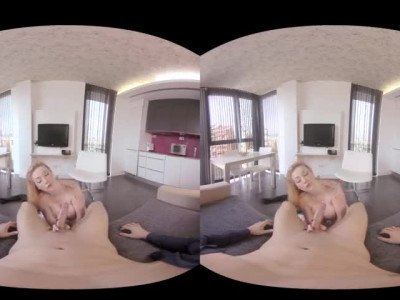 Une blonde chaude aux gros seins VR