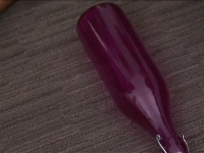 8 FILLES FONT TOURNER LA BOUTEILLE, LES PERDANTS VONT DANS LA SALLE DE BAIN POUR BAISER.