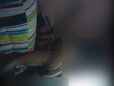 Profitant du fait qu'il n'y a personne à la maison, je lui donne une bonne baise.
