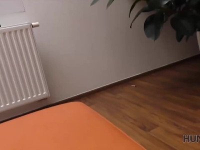 HUNT4K. L'argent rend la fille modeste prête pour l'action sale