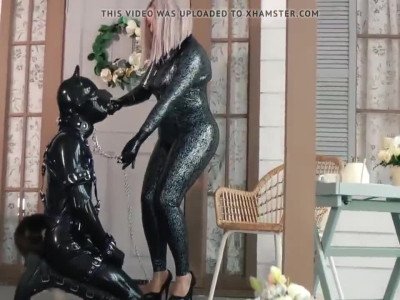 Arya Grander et sa salope en latex ont un rôle à jouer.