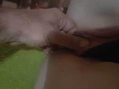 Action chaude de pompage de chatte amateur - Elle attend d'être touchée