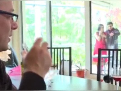 Un garçon indien partage sa femme avec son patron pour une promotion