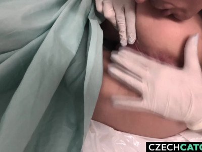 Modèle blond arrêté après une soirée arrosée HD