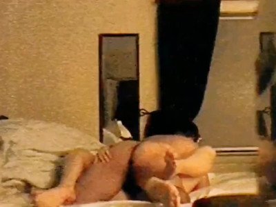 Un couple fait l'amour sans savoir qu'une caméra est cachée près de leur lit.