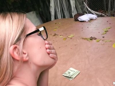 Sloan Harper, une jeune femme au miel fumant, se fait baiser à l'extérieur en HD.