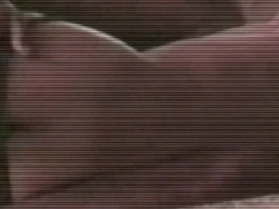 Cette Skinny Milf est très excitée et a un bel orgasme.