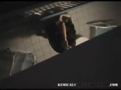 Il filme ses voisins du dessous en train de baiser