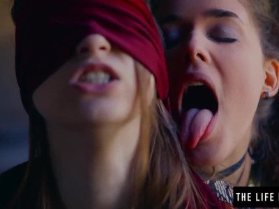 Une lesbienne bande les yeux d'une fille hétéro et la contraint à se masturber.