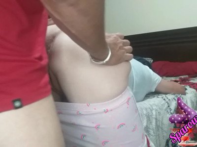Ma petite belle-soeur a perdu un pari, alors elle a dû se pencher pour que je puisse jouir dans son vagin.
