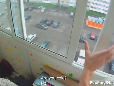 Une adolescente baisée sur un balcon HD