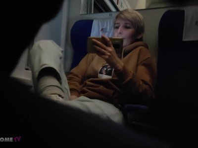 Masturbation cachée dans le train public, Porn 7c :