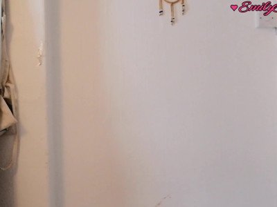 Essai d'un maillot de bain par une jeune femme super sexy