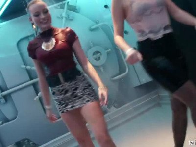 DE SUPERBES FILLES QUI FONT LA FÊTE SOUS LA DOUCHE