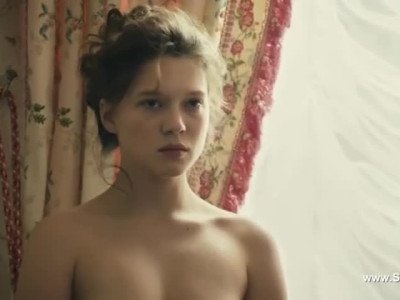 Lea Seydoux seins nus dans Les adieux à la reine