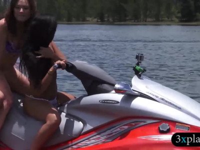 Deux filles sexy en bikini font l'amour à quatre sur un hors-bord.