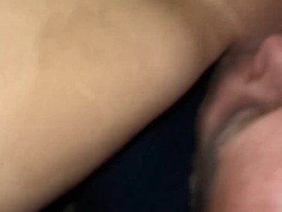 Je suce la bite d'un étranger au cinéma porno