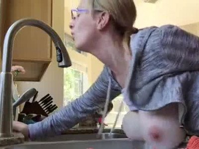 Une femme au foyer blonde se fait prendre dans sa cuisine