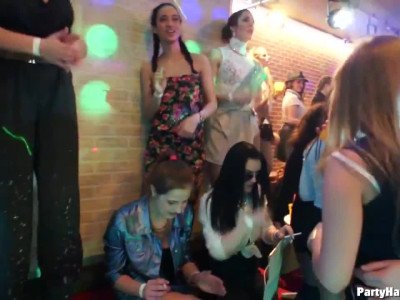 Soirée hardcore dans un club où toutes les filles sont très excitées.