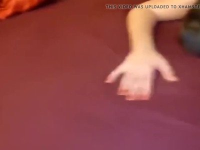 Une femme cougar au buste éhonté s'adonne à des ébats torrides avec son patron.