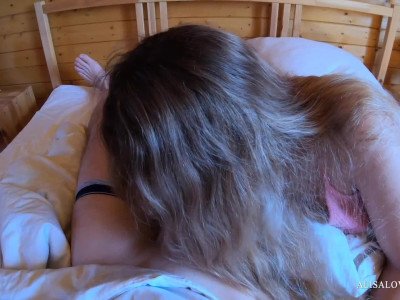 Fellation pour le petit-déjeuner d'une jeune fille