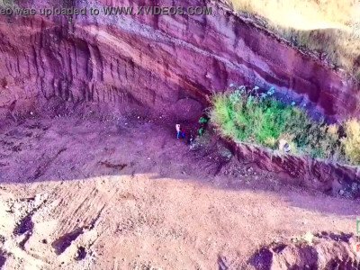 Jouer avec un drone et rencontrer des adolescents qui baisent sur la montagne, c'est inimaginable.
