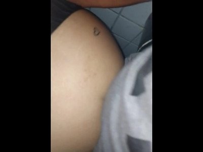 Femme baisée par un étranger dans les toilettes d'un club