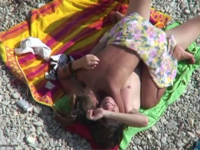 Couple d'adolescents sur la plage 2