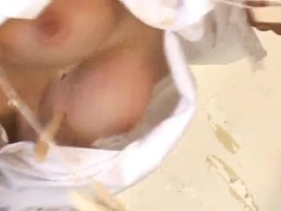 Elle est attachée et ses gros seins sont couverts de pinces à linge.