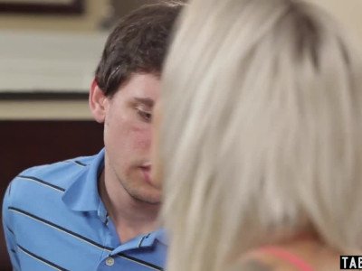Une femme au foyer MILF négligée séduit ses filles BF