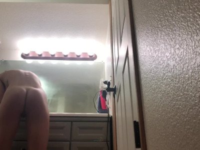 Une colocataire avec un super cul prise en flagrant délit de caméra espionne dans la salle de bain.
