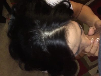 Elle suce son mec et le fini sur ses seins