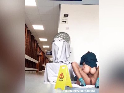 BUSTED ! Jeune infirmière chaude, baisée dans un HÔPITAL PUBLIC