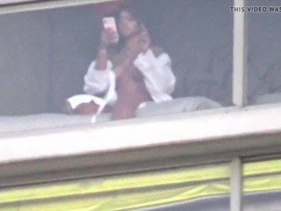 LA Hotel Window Voyeur #2 - Prendre des selfies