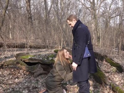 La fille a fait une pipe rapide dans les bois au premier rendez-vous.