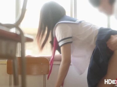 Asiatique Maria, exhibitionniste à l'école