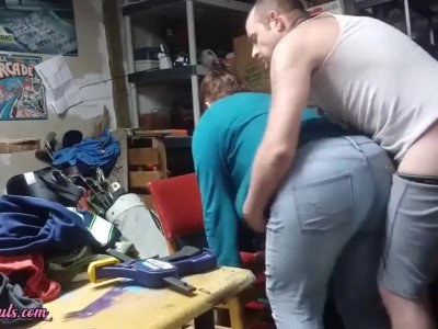 Attrapé en train de baiser sa tante avec son oncle Roger dans le magasin.