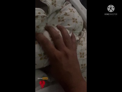 Une fille indienne presse ses seins et ses mamelons chauds en hindi.